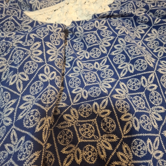 Umgee Size LARGE Blue and White Patterned Blouse with Ruffle Bottom - Picture 2 of 4